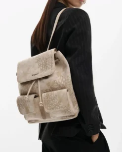 DESIGUAL - Zaino sabbia con dettagli ricamati, patta, tasche frontali con chiusura magnetica, tracolla removibile