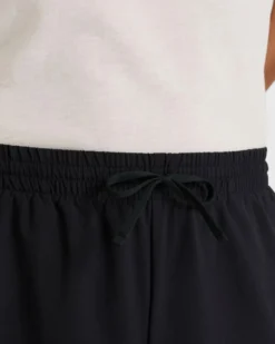 NEW BALANCE - PANTALONCINO UOMO NERO E CELESTE ESSENTIALS LINED GRAPHIC - MS41238BM