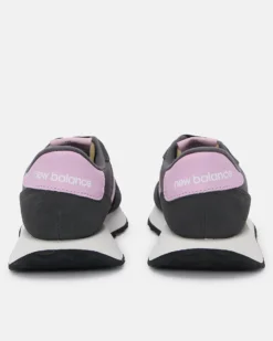 NEW BALANCE - Sneakers da donna nera con logo rosa - 237