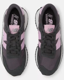 NEW BALANCE - Sneakers da donna nera con logo rosa - 237