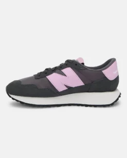 NEW BALANCE - Sneakers da donna nera con logo rosa - 237