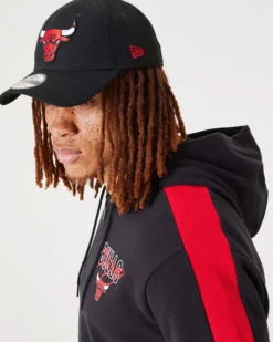 NEW ERA - Felpa nera e rossa con cappuccio zip frontale e logo Chicago Bulls
