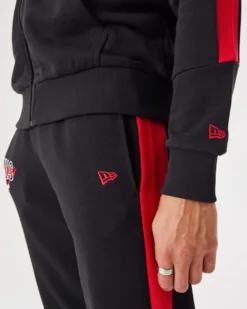 NEW ERA - Felpa nera e rossa con cappuccio zip frontale e logo Chicago Bulls