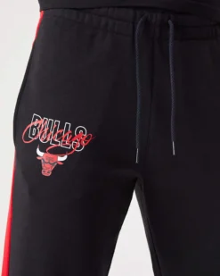 NEW ERA - Pantalone tuta da uomo nero con bande laterali rosse e logo Chicago Bulls