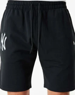 NEW ERA - Pantaloni corti neri con logo bianco