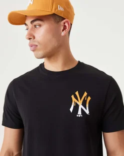 NEW ERA - T shirt girocollo da uomo nera in cotone con logo bianco e giallo