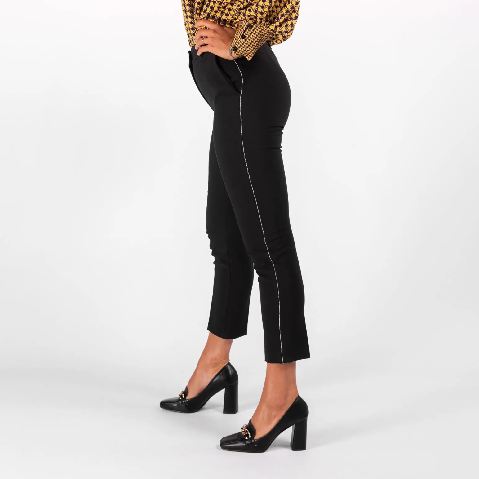PAQUITA - PANTALONE NERO CON PROFILI CATENA