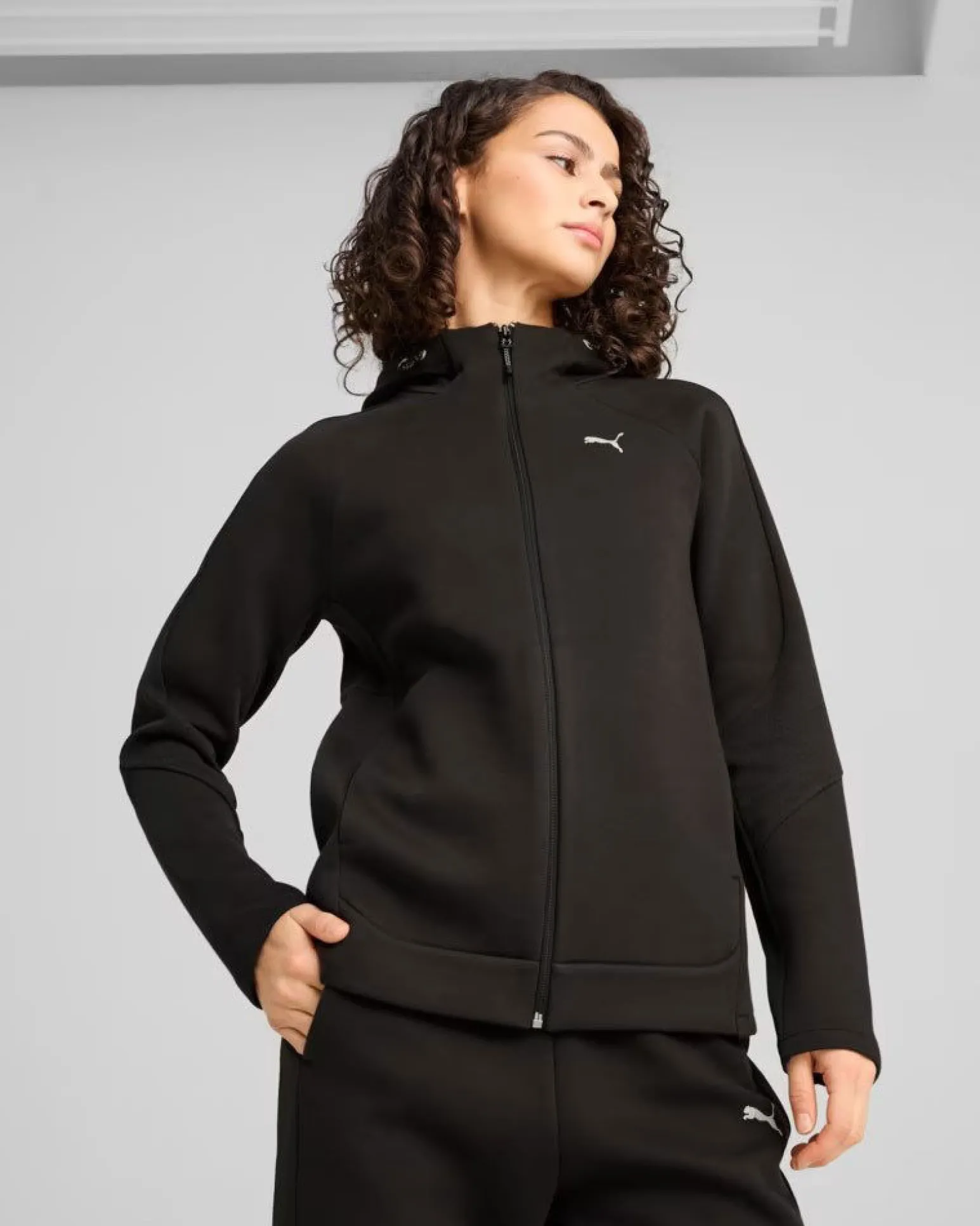 PUMA - FELPA TECH NERA DA DONNA CON CAPPUCCIO EVOSTRIPE 685050-01