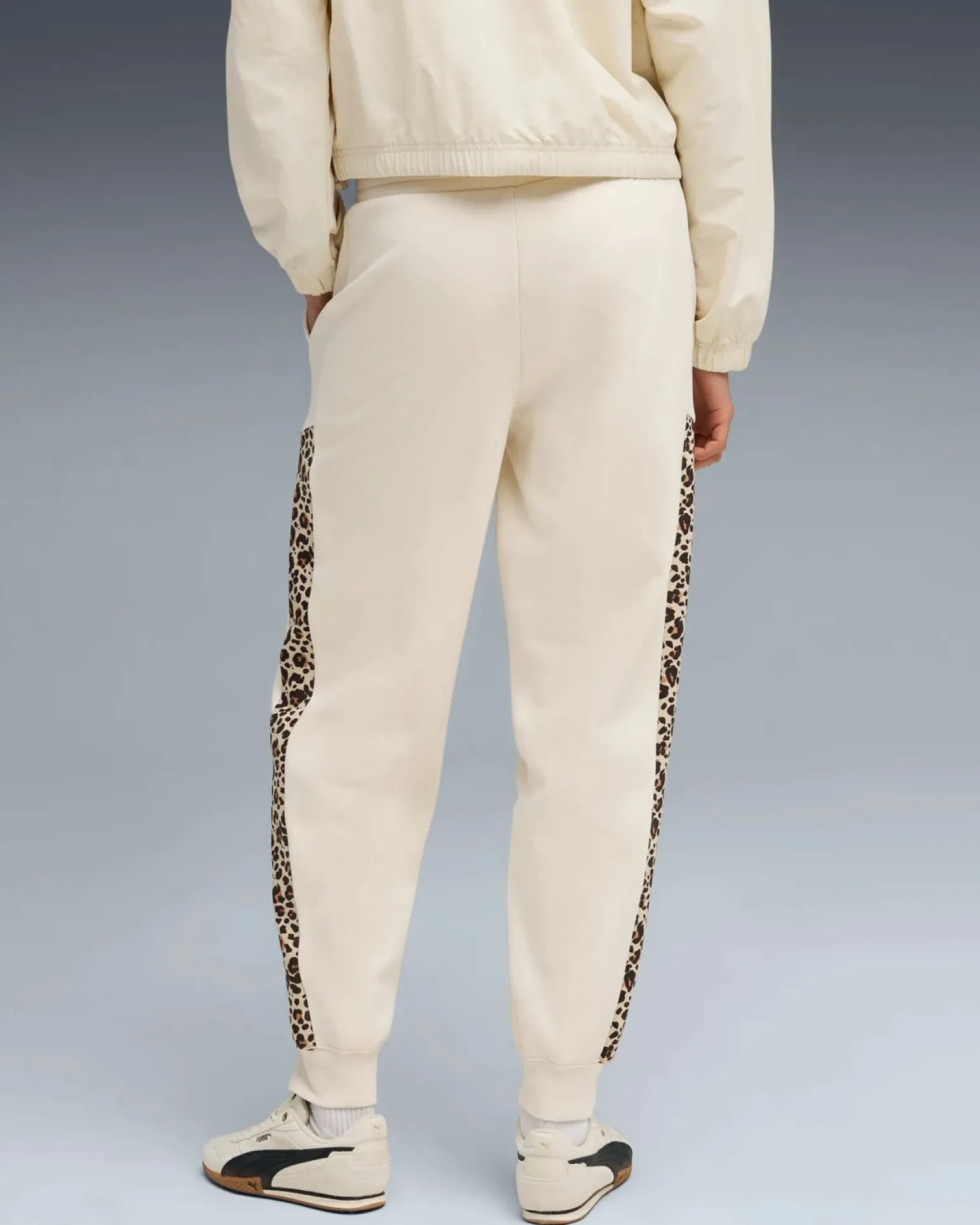 PUMA - PANTALONE PANNA CON BANDE LEOPARDATE ESSENTIAL GRAPHIC ANIMAL COMFORT DA DONNA, 688086-87