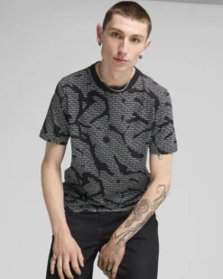 PUMA - T-SHIRT NERA ESS LOGO LAB AOP TEE DA UOMO - 684668-01