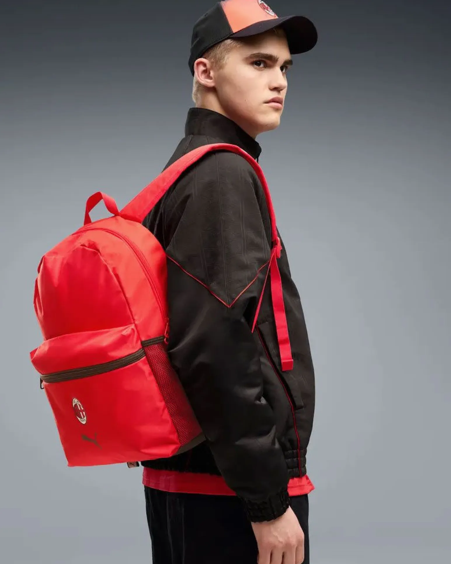 PUMA - ZAINO AC MILAN ESSENTIAL ROSSO CON DETTAGLI NERI, 091643-01