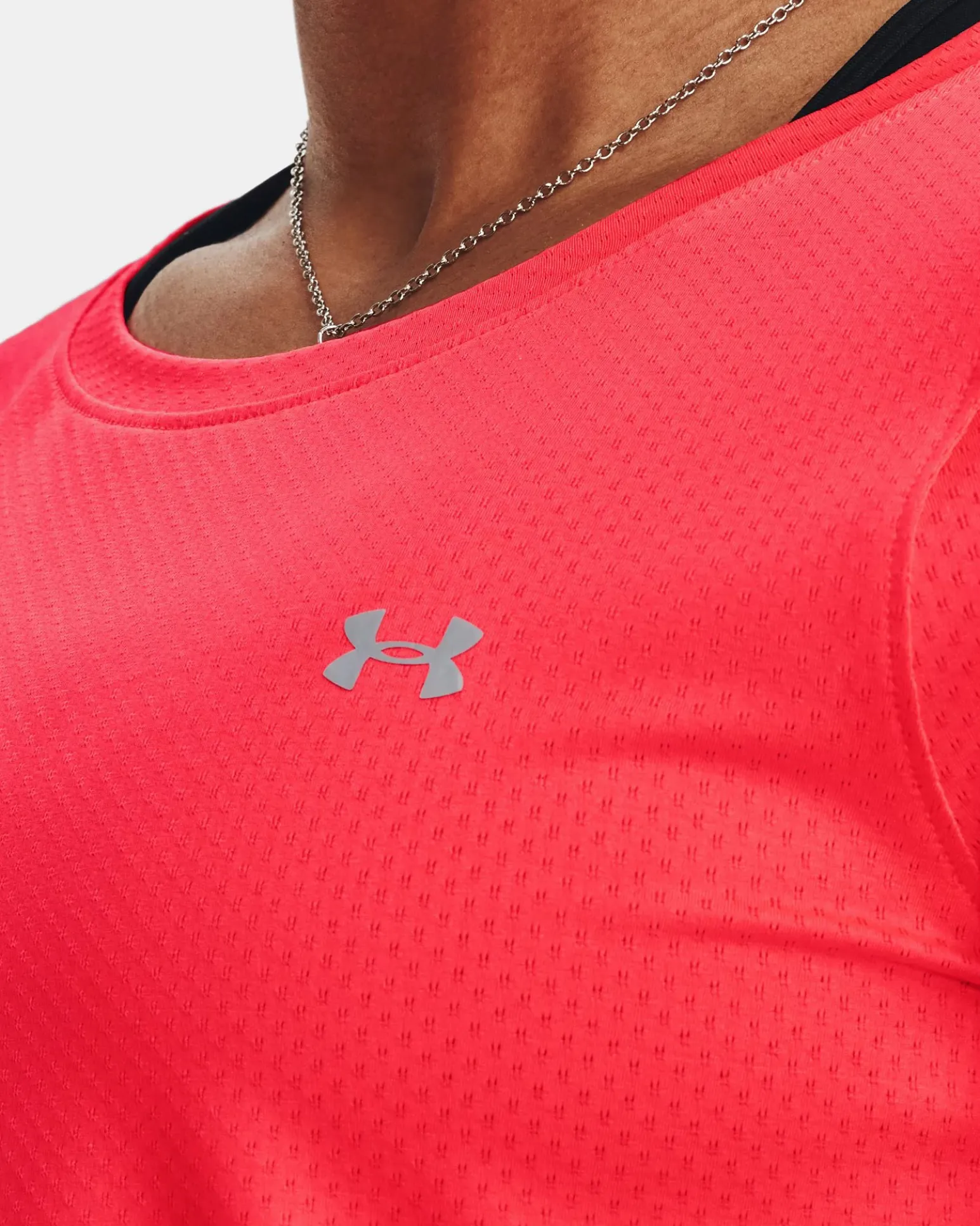 UNDER ARMOUR - T shirt da donna rossa in tessuto traspirante con logo bianco